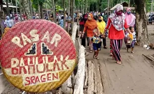 Setiap 10 Menit, Pengunjung Pasar Bahulak Sragen Diingatkan Taat Prokes