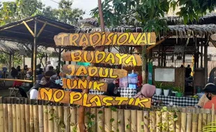 Sebelum Kegiatan Jual Beli Dimulai, Lagu Indonesia Raya Dikumandangkan di Pasar Ini