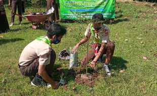 Peringati Hari Bumi, Siswa SMPN 2 Kedawung Sragen Kampanyekan Penghijauan