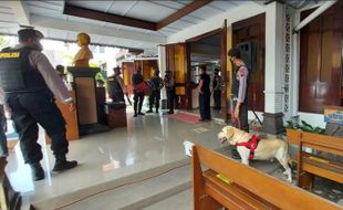 Jelang Paskah, Polres Karanganyar Bawa Anjing Untuk Sterilisasi Gereja