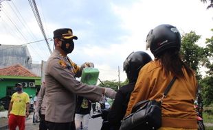 Polres Klaten Bagi-Bagi 1.200 Paket Takjil Sambil Ajak Masyarakat Taati Larangan Mudik