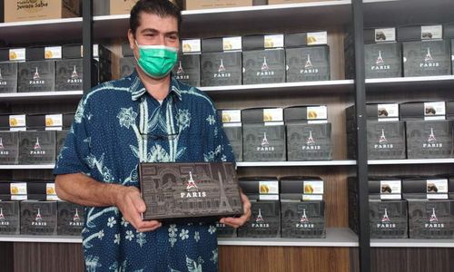 Di Jogja, Ada Bule Prancis Jual Bakpia Paris