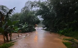 Banjir Meluap Ke Jalan Jatiroto Wonogiri, Mobil Berisi 3 Orang Terseret Arus