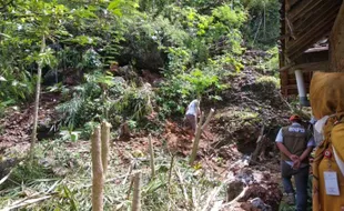 Efek Gempa Malang, Batu Ukuran Jumbo Nyaris Longsor Timpa 2 Rumah di Paranggupito Wonogiri