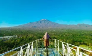 Menikmati Pemadangan Alam Bukit Tangkeban di Atas Jembatan Kaca