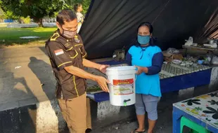 Satpol PP Karanganyar Gencarkan Sosialisasi Prokes Sambil Berbagi Ember