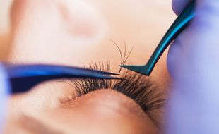 Viral Eyelash Extension Masuk Mata, Kenali Bahaya Pemakaiannya