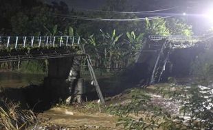 Diterjang Air Sungai, Jembatan Patihan Madiun Putus