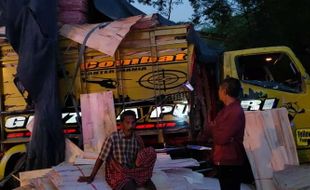 Gagal Menyalip, Bus Sugeng Rahayu Tabrak Truk di Ngawi