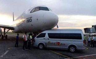 Mobil dan Pesawat Batik Air Adu Banteng di Bandara Soetta