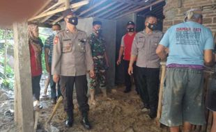 Longsor Di Sambirejo Sragen, Tebing Setinggi 10 Meter Timpa Rumah Warga