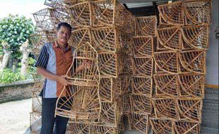 Perajin Rotan Trangsan Sukoharjo Kebanjiran Pesanan Keranjang Parsel