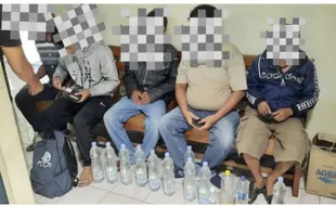 5 Lelaki Tua Di Banjarsari Solo Dikukut Polisi Saat Pesta Miras, Netizen: Poso-Poso Mendem!