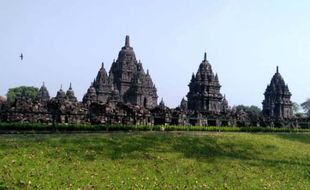 Bercorak Hindu, Mengapa Prambanan Justru Dikelilingi 7 Candi Buddha?