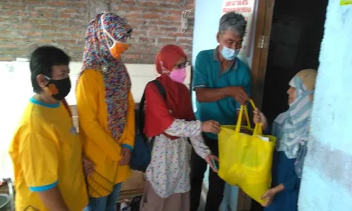 Paradiso-Solopos FM Beri Bantuan Penyandang Disabilitas di Solo