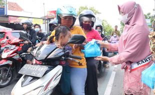 Sekolah di Sragen Ini Peringati Hari Kartini dengan Bagi-Bagi Takjil