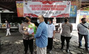 Alhamdulillah, Buruh di Solo Terima Sembako Saat Peringatan Hari Buruh