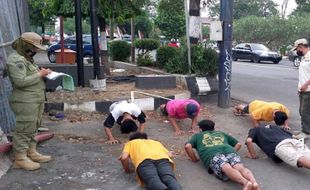 Tak Pakai Masker Saat Ngabuburit, 17 Warga Sragen Dihukum Push Up