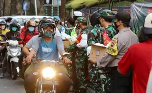 Tentara & Polisi Jateng Bagikan Ribuan Takjil