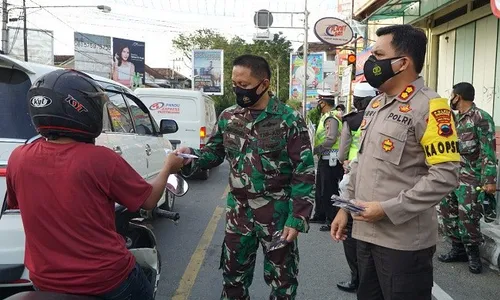 Bagi Takjil Polres Grobogan Disertai Sosialisasi Protokol Kesehatan