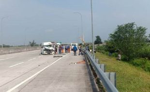 Mobil Rombongan Pemudik Hantam Truk di Jalan Tol Madiun