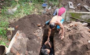 Tanah Tergerus Aliran Sungai Wiroko, 14 Makam di Tirtomoyo Wonogiri Dipindah