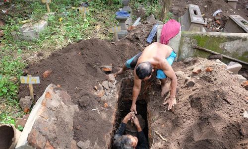 Tanah Tergerus Aliran Sungai Wiroko, 14 Makam di Tirtomoyo Wonogiri Dipindah