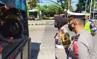 Petugas Amankan Truk Berisi Pemudik, Hewan Peliharaan dan Motor