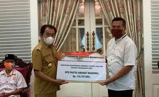 Bupati Budhi Sarwono Serahkan Bantuan Keuangan Parpol