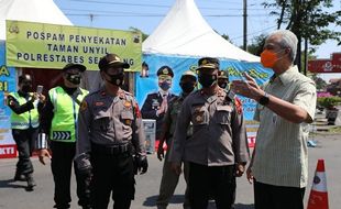 Pos Penyekatan Pemudik di Bekasi Jebol, Ganjar Minta Jateng Diperketat