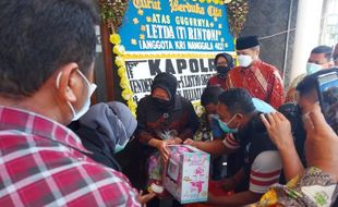 Berkunjung ke Wonogiri, Mensos Risma Beri Bantuan Uang dan Mainan kepada Anak Korban KRI Nanggala-402