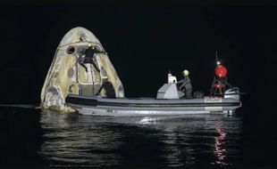 Crew Dragon SpaceX  Bawa Pulang 4 Astronaut ke Bumi