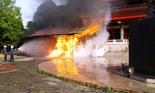 Tempat Penyalaan Lilin Kelenteng Sam Po Kong Semarang Terbakar