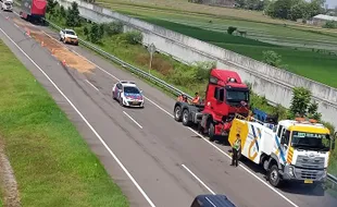 Bruak! Dua Truk Trailer Bertabrakan di Tol Boyolali