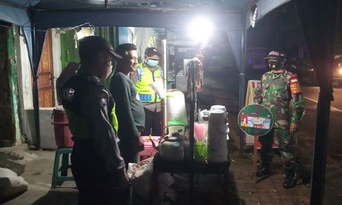 Malam-Malam, Koramil Gatak Sukoharjo Patroli Ingatkan Warga Taat Prokes