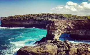 Tak Perlu Sampai ke Bali untuk Menikmati Uluwatu, Cukup ke Pacitan Saja