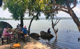 Makan di Restoran Kawasan WGM Ini Serasa Ada di Tepi Pantai