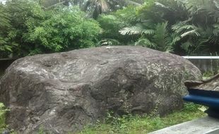 Batu Besar Ini Adalah yang Tersisa dari Erupsi Merapi