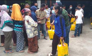 Pelaku Usaha Galian C di Lereng Merapi Bagikan Sembako Jelang Lebaran