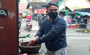 Polwan Bagikan Masker dan Ajak Pengunjung Pasar Gemolong Sragen Cuci Tangan