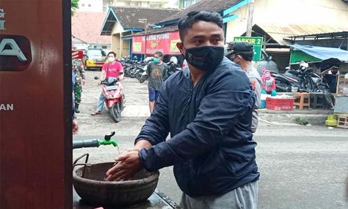 Polwan Bagikan Masker dan Ajak Pengunjung Pasar Gemolong Sragen Cuci Tangan