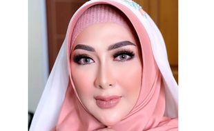 5 Gaya Cantik Yuni Rahma: Istri Bupati Nganjuk yang Juga Penyanyi