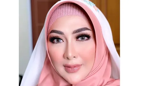 5 Gaya Cantik Yuni Rahma: Istri Bupati Nganjuk yang Juga Penyanyi