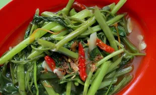 Makan Kangkung Saat Sahur Bikin Ngantuk? Ini Faktanya