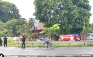 Video Kebakaran di Barat Taman Balekambang Solo, Lebih dari 6 Pemadam Merapat