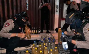 Ditangkap Saat COD Di Solo, Pemuda Grogol Ini Ternyata Simpan Puluhan Botol Miras Oplosan