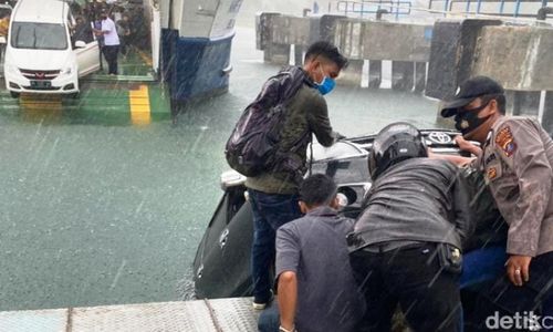 Angin Kencang Diduga Sebabkan Mobil Tercebur ke Danau Toba saat Keluar Kapal