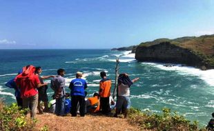 Sepasang Remaja Sukoharjo Terseret Ombak Pantai Ngluwen DIY, Satu Meninggal & Satu Hilang