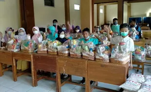 Siswa SD Muhammadiyah PK Boyolali Bikin Parsel Untuk Kaum Duafa