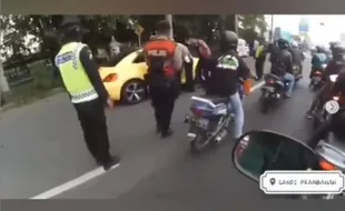 Video Detik-Detik Remaja Pengemudi Mobil VW Terobos Penyekatan Hingga Tabrak Polisi Klaten